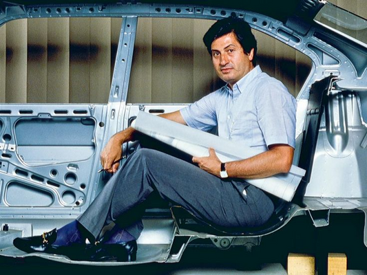 Giorgetto Giugaro assis dans une voiture en cours de production